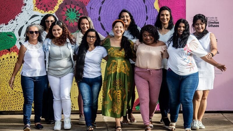 Exposição “Entrelaçadas” homenageia crocheteiras do projeto Tecendo o Amanhã