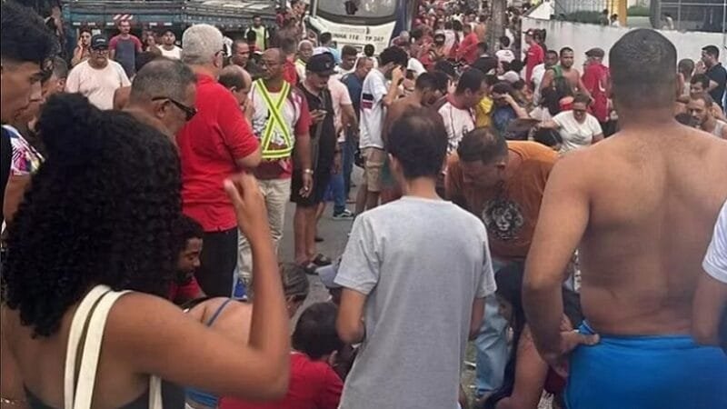 Micro-ônibus atropelou participantes de uma procissão e provoca três mortes