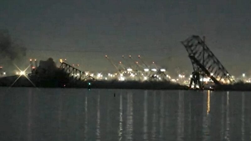 Navio de carga esbarra em ponte e derruba veículos na água gelada