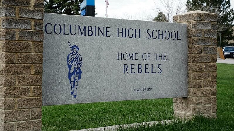 Massacre de Columbine completa 25 anos como uma ferida aberta