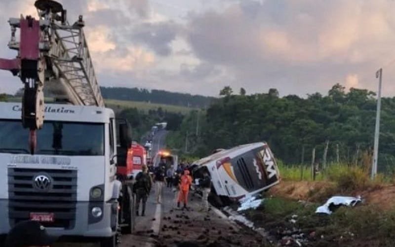 Acidente Bahia ônibus mortes trânsito Misto Brasil