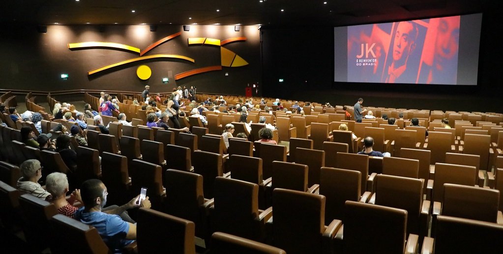 Sala de exibição Cine Brasília filme JK Misto Brasil