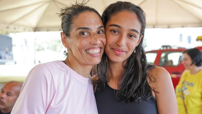 Cintia e Yasmin Fernandes foram conferir os serviços do GDF Mais Perto do Cidadão e aproveitaram para fazer as sobrancelhas/Tony Oliveira/Agência Brasília