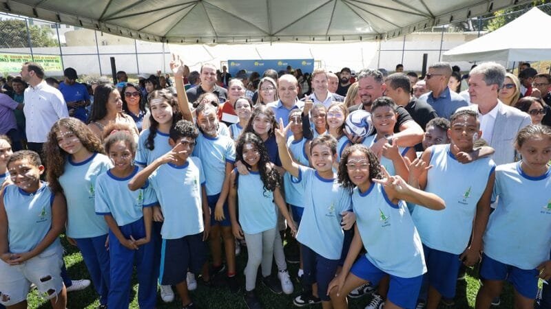 Crianças brincam com autoridades durante a inauguração da reforma do complexo esportivo do Riacho Fundo/Renato Alves/Agência Brasília