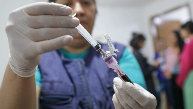 Testes rápidos para identificar a dengue, chamados de points of care, começaram a ser aplicados na rede pública do DF/Tony Oliveira/Agência Brasília