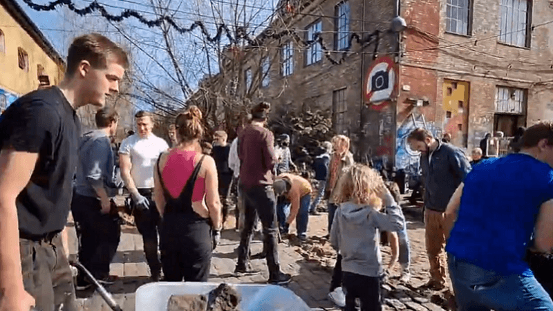 Moradores do mercado de drogas se juntam com a polícia contra traficantes