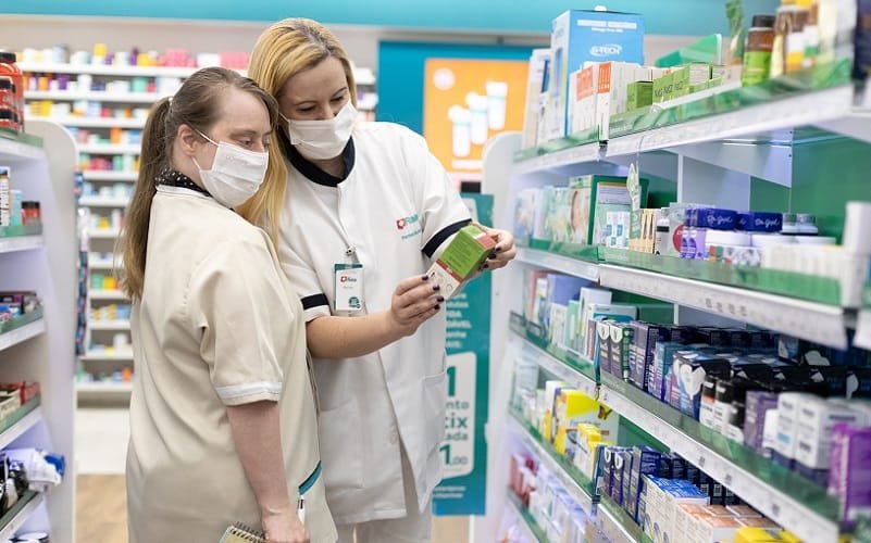 Farmácia Drogasil trabalhadores atendentes Misto Brasil