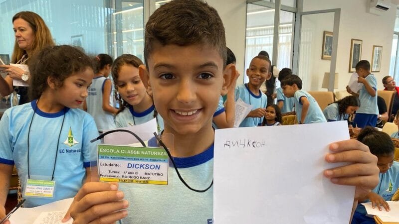 Estudantes da Escola Classe Natureza, do Paranoá, visitaram a Embaixada da Sérvia e aprenderam a escrever o nome na língua daquele país que fica nos Balcãs/Maria Luíza Lourenço/Serinter