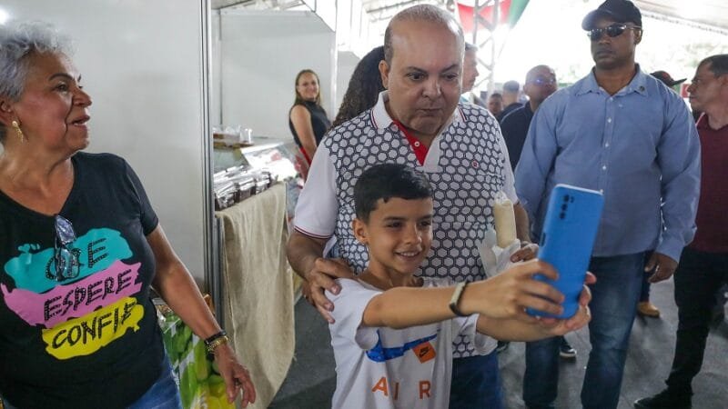Garoto faz self com o governador Ibaneis Rocha durante a visita que fez na Feira da Goiaba, organizada pela Associação Rural e Cultural de Alexandre de Gusmão (Arcag)/Renato Alves/Agência Brasília