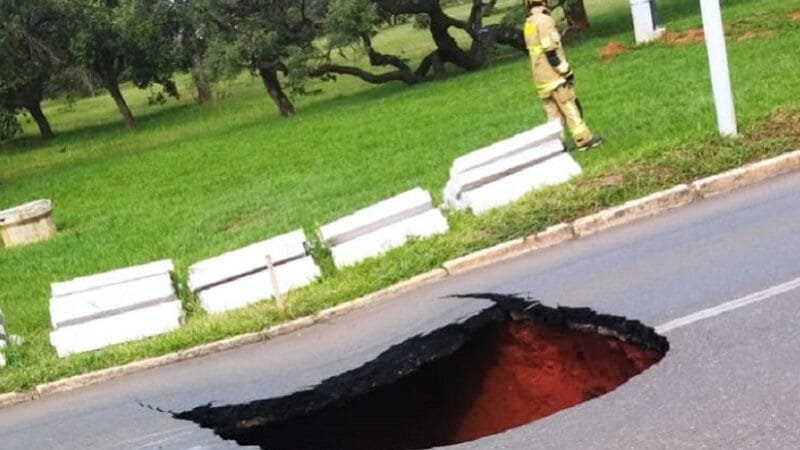 Trânsito é interditado no Setor Policial por conta de uma cratera