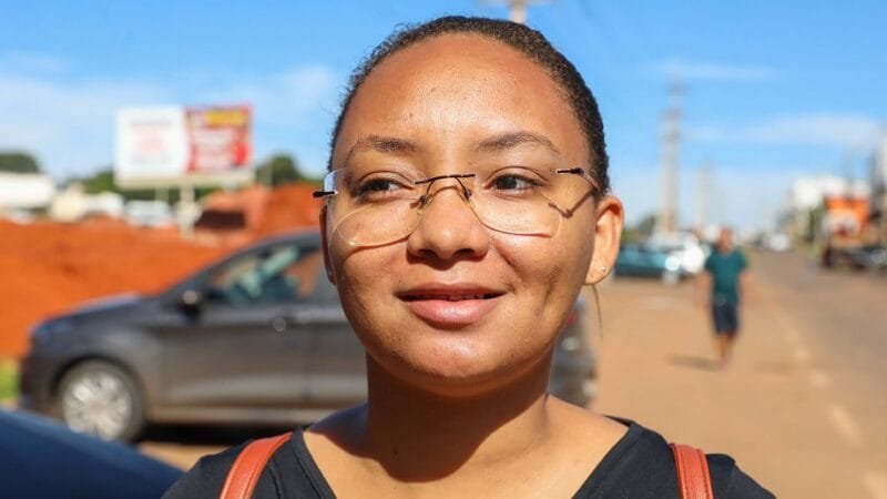 Íris Rodrigues de Souza passa todos os dias na área da construção do viaduto do Riacho Fundo e espera a conclusão da obra logo/Paulo H. Carvalho/Agência Brasília