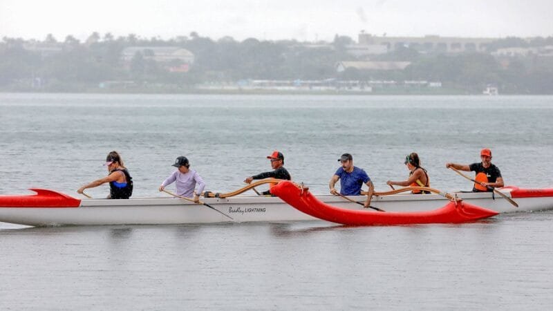 Remadores começam cedo a se exercitar no Lago Paranoá, marca registrada de Brasília, a capital dos brasileiros que completa 64 anos/Paulo H. Carvalho/Agência Brasília