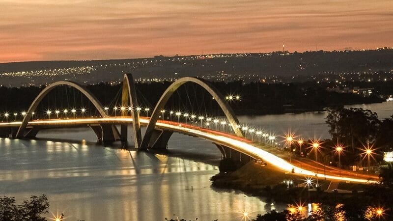 Trânsito interrompido na altura da Ponte JK