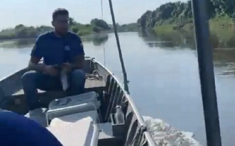 Rio de Janeiro rio poluído por despejo químico Misto Brasil