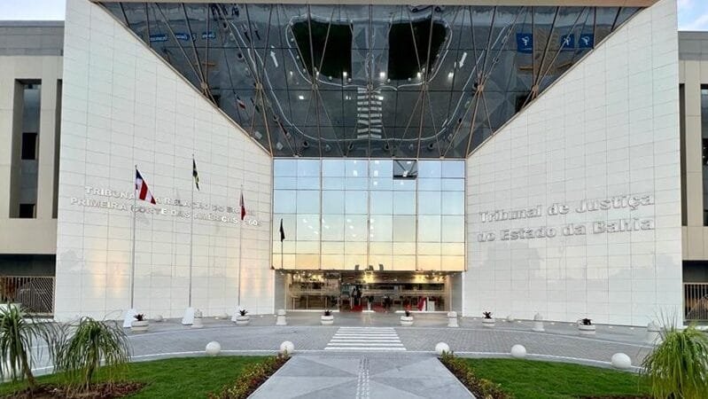 Professor solteiro que adotou adolescente recebe licença equivalente a gestante