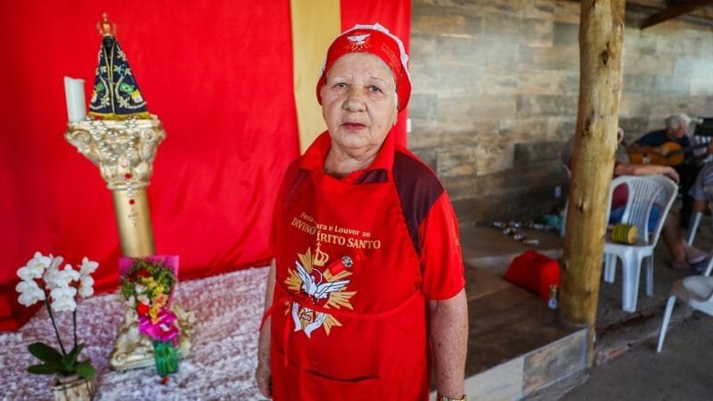 Aparecida Souza acompanha sempre a tradição centenária da Festa do Divino, em Planaltina, que une fieis e movimenta a economia local/Joel Rodrigues/Agência Brasil