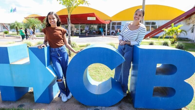 Géssika Dourado com a filha Débora, que foi curada de um câncer de rim (tumor de Wilms) após cinco anos de tratamento no Hospital da Criança/Paulo H. Carvalho/Agência Brasília
