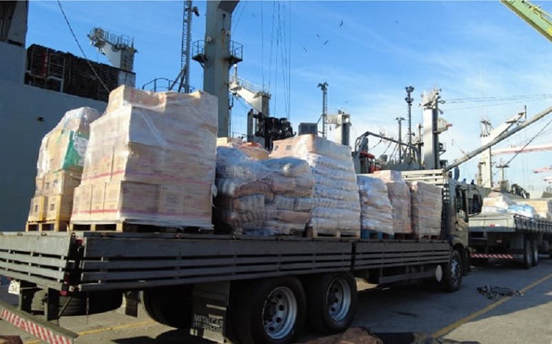 Navio norte-americano acrregamento donativos Misto Brasil