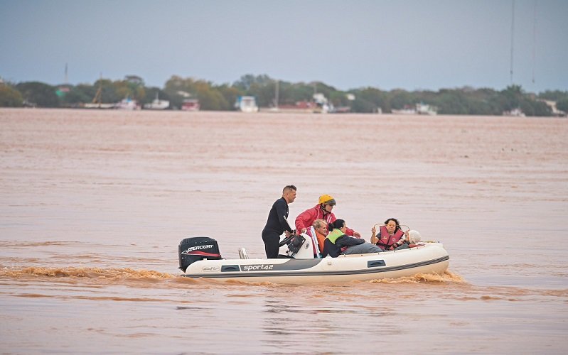 Enchente Rio Grande do Sul barco Guaíba Misto Brasil