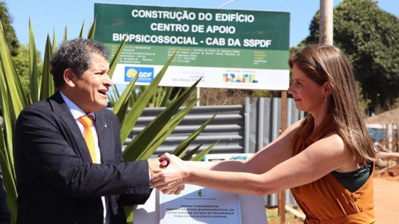 Sandro Avelar, secretário de Segurança Pública, e Camila Pintarelli, secretária Nacional de Segurança Pública, na entraga de viaturas e na pedra fundamental/Flávio Alves/SSPDF