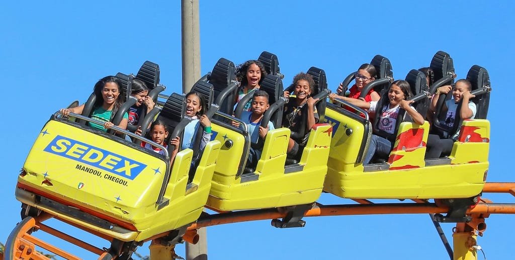 Crianças montanha russa Funn Festival Misto Brasil