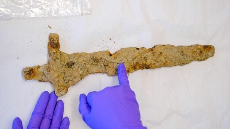 Fazendeiro norueguês encontra espada viking no quintal