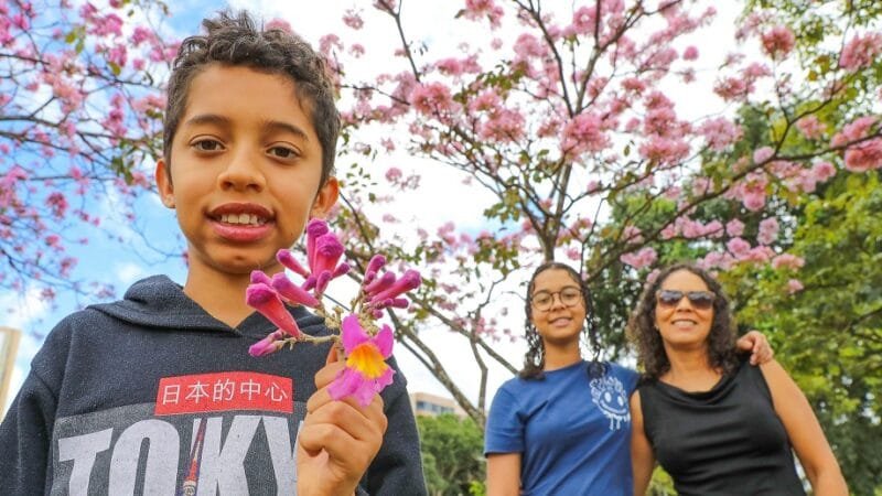 Daniela Beatriz de Sousa e os filhos Eduarda e Danilo tiram as fotos com as flores da estação/Paulo H. Carvalho/Agência Brasília