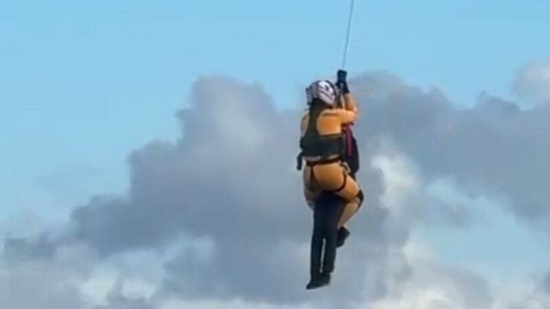 Turco é resgatado por helicóptero após acidente em navio mercante