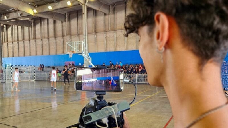 Estudantes do Centro de Ensino Médio Escola Industrial de Taguatinga (Cemeit) transmitem pela internet os jogos regionais de Taguatinga/Divulgação