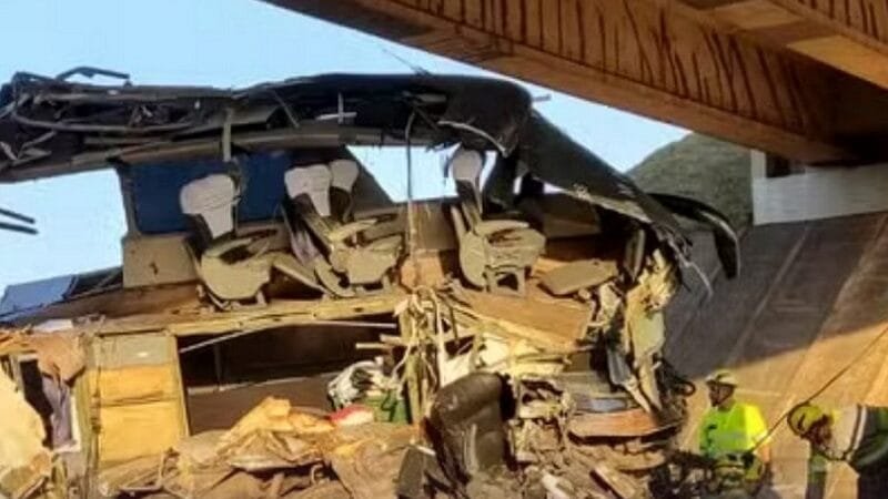 Acidente com ônibus provoca a morte de dez pessoas