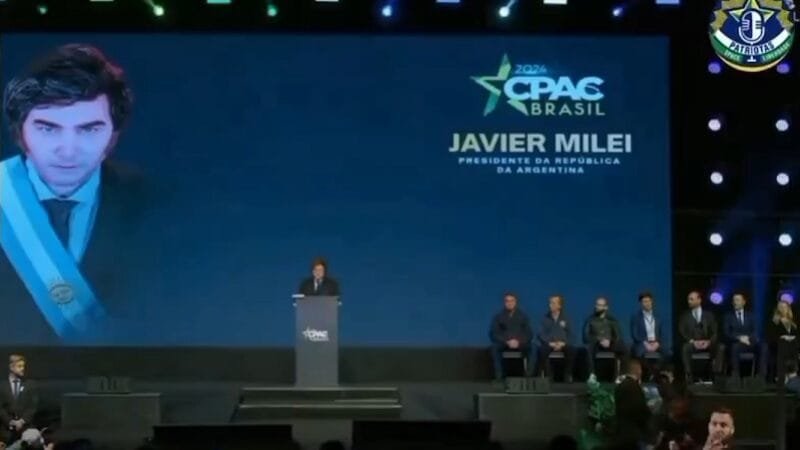 Milei recebe de Bolsonaro a medalha “imbrochável”
