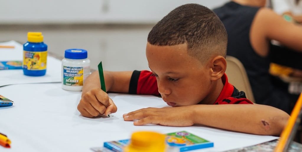 Criança desenho colônia de férias DF Misto Brasil