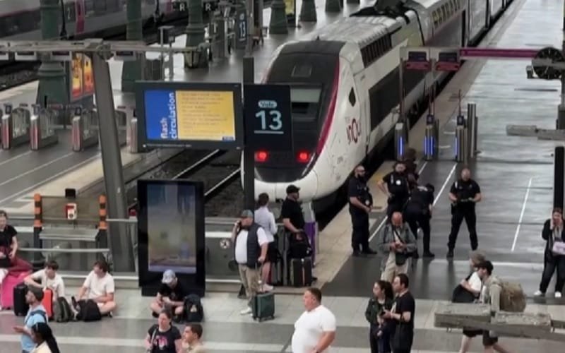 Estação de trem Paris França Misto Brasil