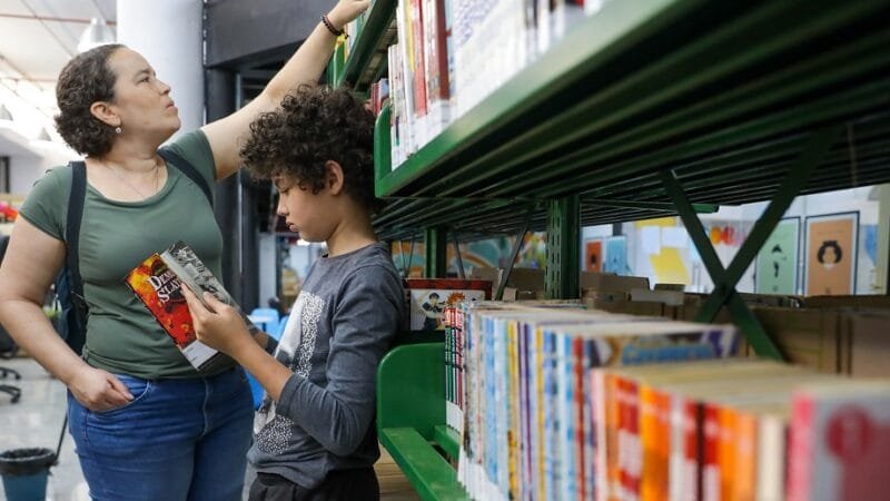 Andrea Brandão e o filho Eduardo na terceira maior gibiteca do país, a Gibiteca do Espaço Cultural Renato Russo/Geovana Albuquerque/Agência Brasília