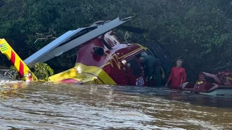Helicóptero dos Bombeiros de Goiás faz pouso forçado no Araguaia