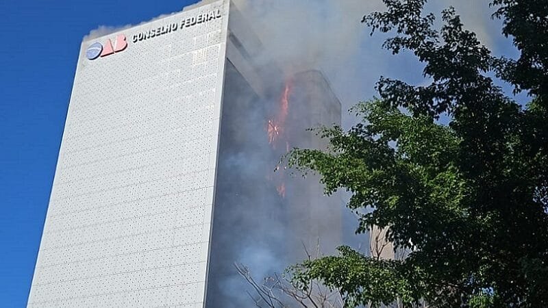 Homem é resgatado de helicóptero em incêndio na OAB