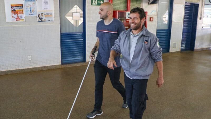 Agente da companhia do Metrô auxilia pessoa cega na estação, serviço que passa a ser prestado especialmente no embarque/Matheus H. Souza/Agência Brasília