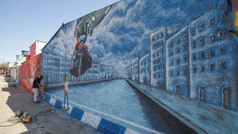 Pinturas celebram super-herois nas ruas de São Sebastião