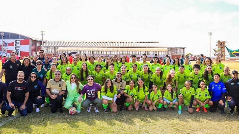 Agentes de segurança posam antes do futebol na ação para defesa da mulheres no projeto “Atleta campeã diz nào ao covarde”/Vinicius de Melo/SMDF