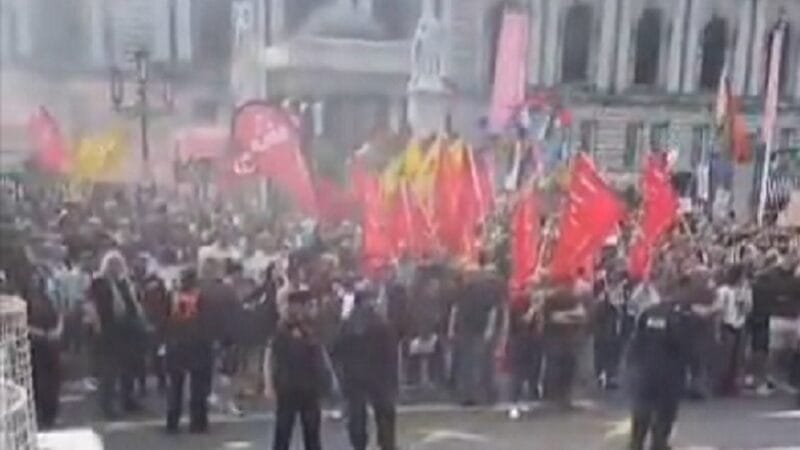 Onda de manifestações de extrema direita sacode o Reino Unido