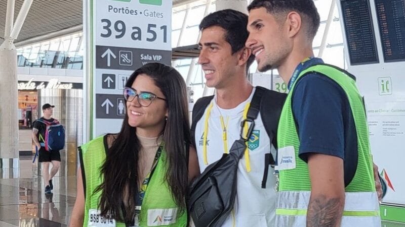 Medalhista Caio Bonfim é recepcionado no Aeroporto de Brasília