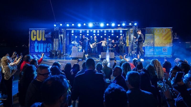 Rock e serviços na Carreta Palco do Sesc-DF no Eixão Norte