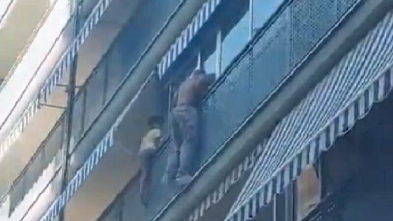 Brasileiro escala prédio e salva menino de seis anos na Espanha