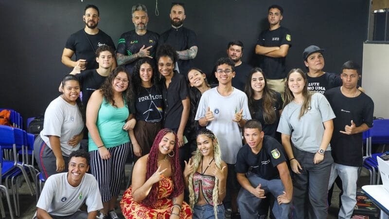 Estudantes do Centro Educacional 3, de Sobradinho, que participam do projeto MTV nas Escolas com profissionais que trabalharam no canal de música/Joel Rodrigues/Agência Brasília