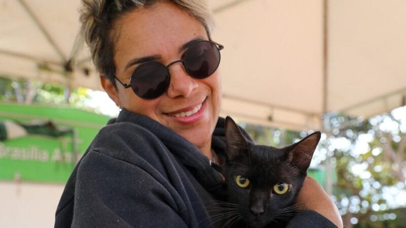 Elaine Rodrigues dos Santos levou a gatinha Pantera para o serviço gratuito da Unidade Móvel no Arapoanga/Paulo H. Carvalho/Agência Brasília