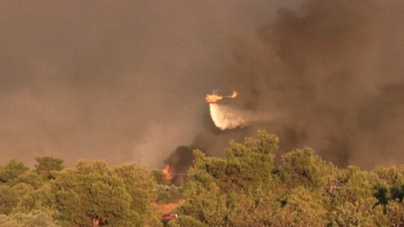 Milhares de moradores são evacuados do subúrbio de Atenas