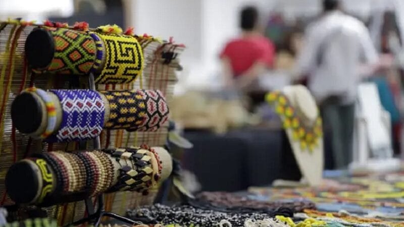 Artesãos mostram trabalhos em uma feira indígena