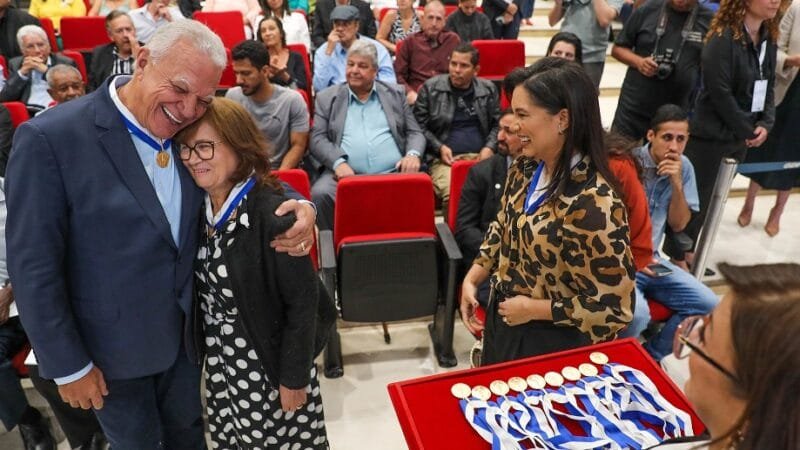 José Humberto, secretário de governo, com uma das líderes comunitárias entre 340 que receberam medalhas como reconhecimento/Paulo H. Carvalho/Agência Brasília