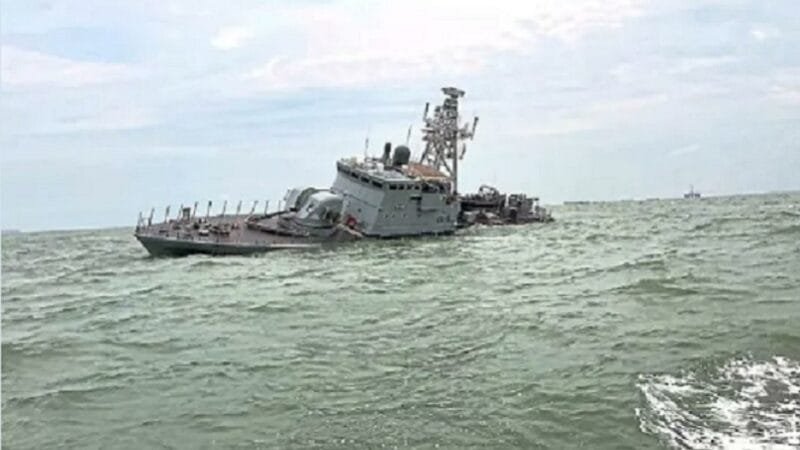 Navio de guerra da Malásia afunda após inundação