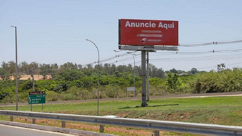 DER deve corrigir autorização para os painéis de publicidade